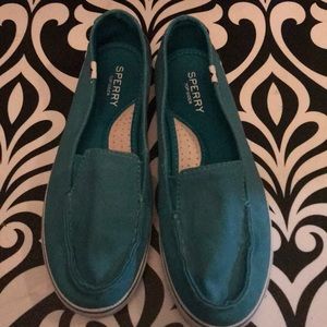 EUC Women’s canvas Sperry slip on shoes - Size 5